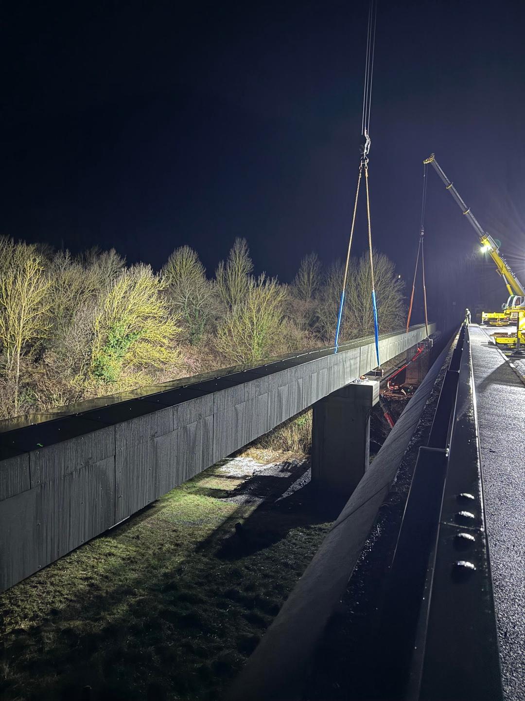 Câbles haute tension qui franchissent un pont