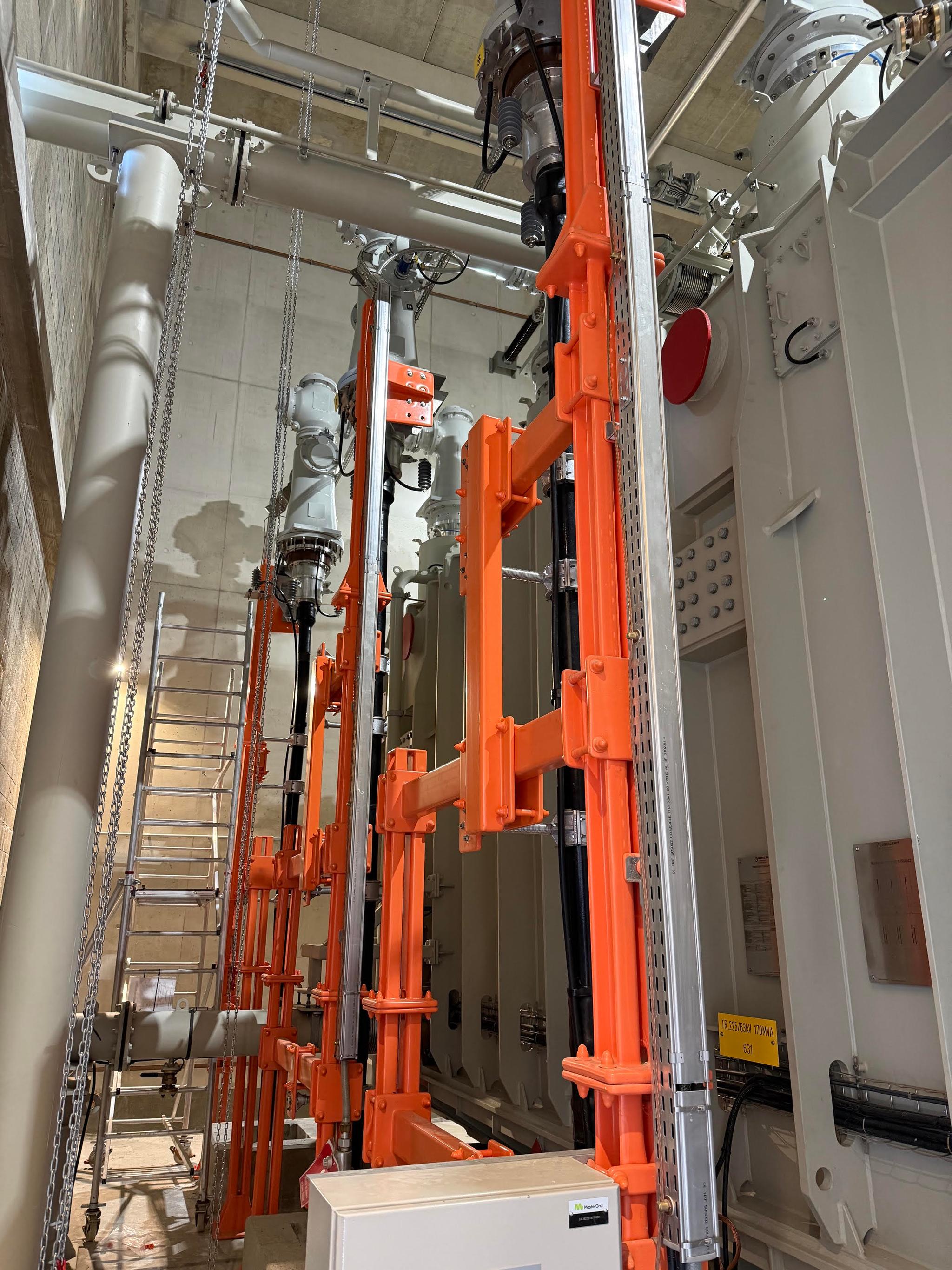Poteau de structure isolé pour câble électriques haute tension