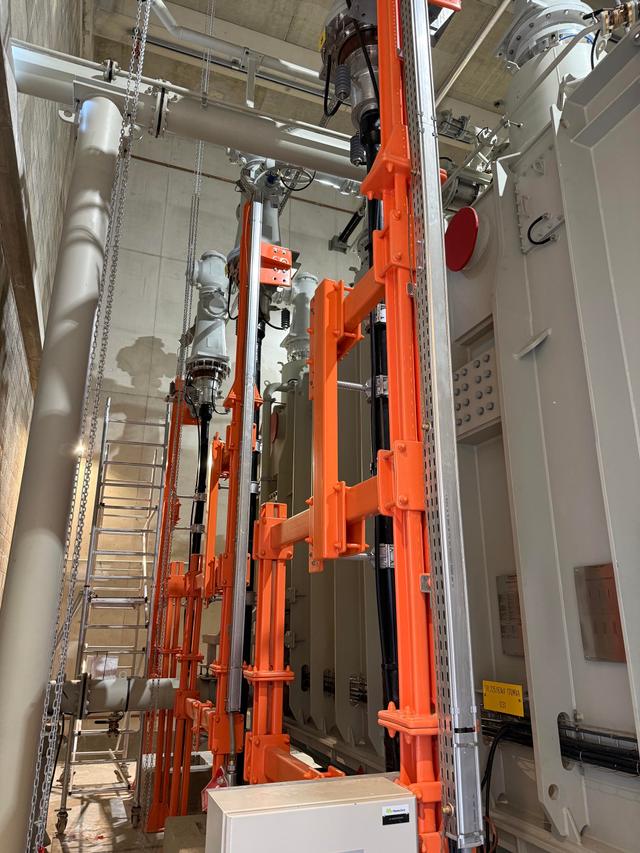 Poteau de structure isolé pour câble électriques haute tension