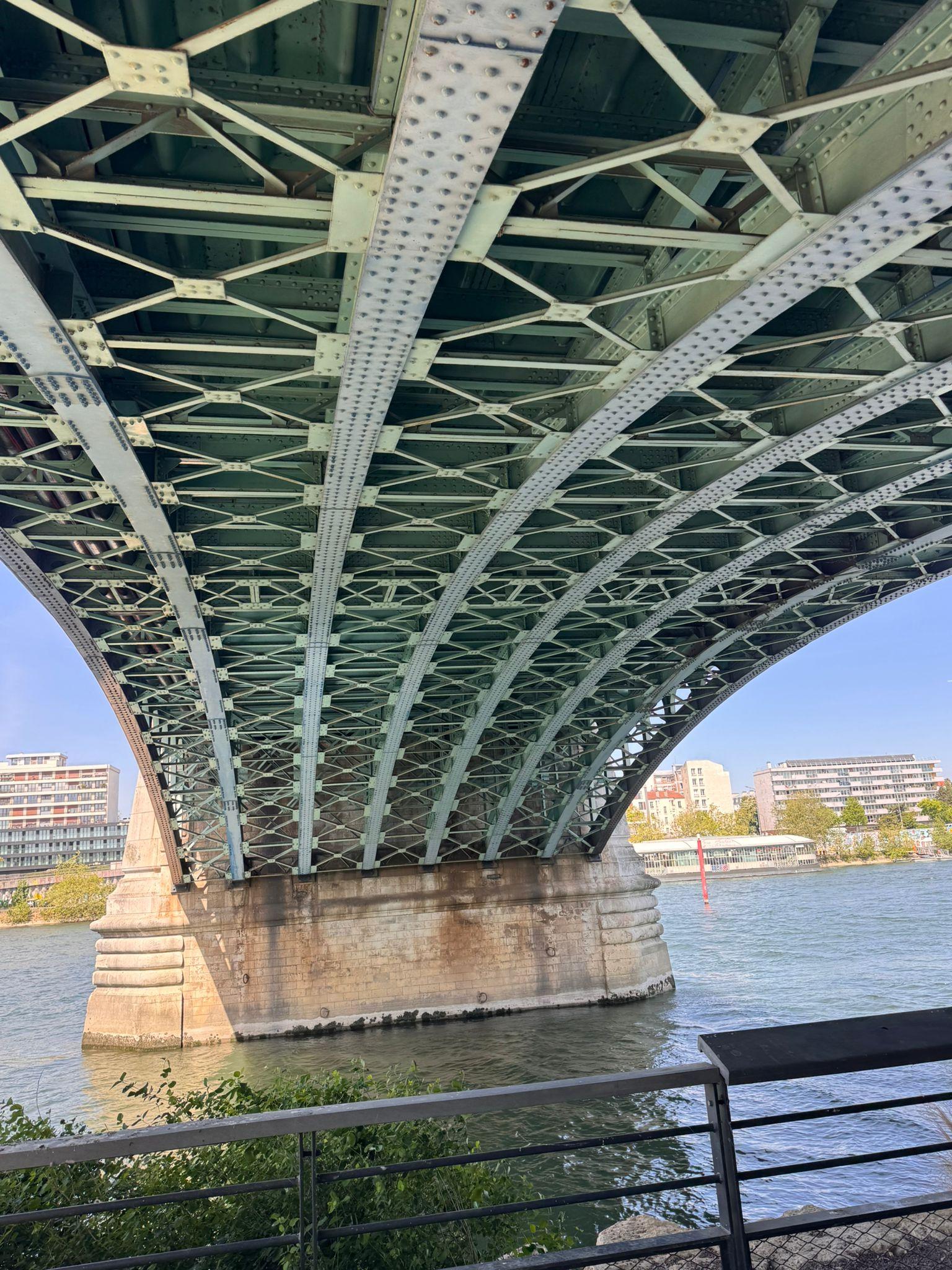 Câbles hautes tension sous un pont