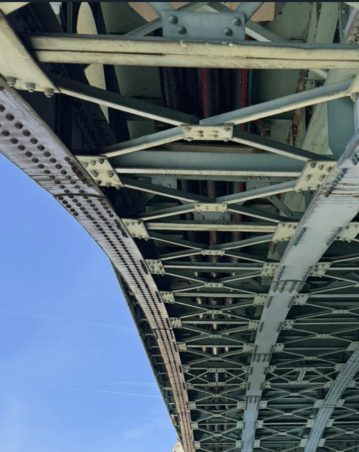 Passage de câbles électriques sous pont