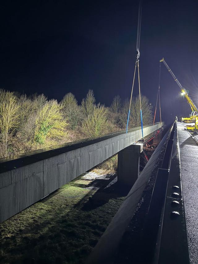 Câbles haute tension qui franchissent un pont